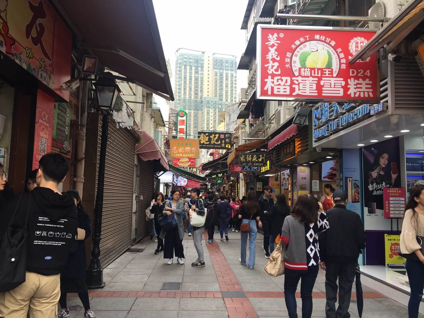 2021澳門賭城推薦旅遊景點-澳門旅遊不可錯過的2場表演節目 4 澳門手信老街與遊客